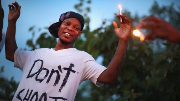 borzou's tweet photo. Great #Ferguson pictures by @GettyImages photographer Scott Olson, who was arrested http://t.co/3hrdkQohay http://t.co/a8Ylo0rSsj