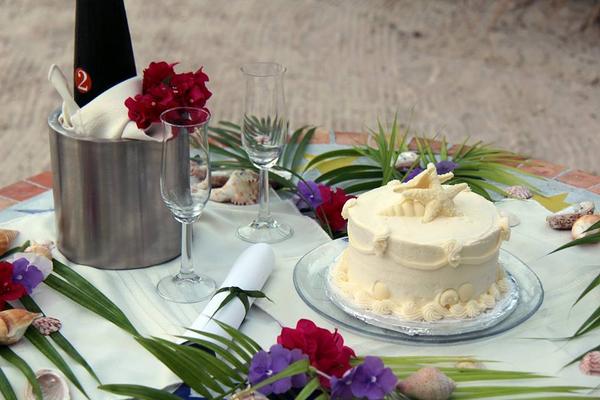 kkresort's tweet photo. Everyone loves this delicious cake - 4 Ur wedding, vow renewal, or any special occasion. Celebrate w/Kona Kai Resort. http://t.co/XcZybkNfNu
