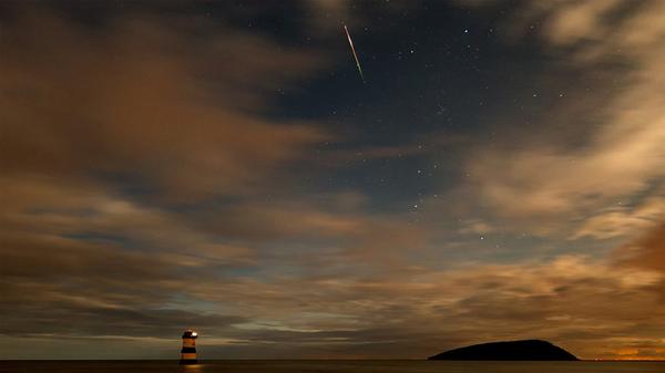 Perseid meteor shower bbc.in/1kTMyLG
Trwyn Du Lighthouse on Anglesey, seen by Kev Lewis - it's Your Pictures