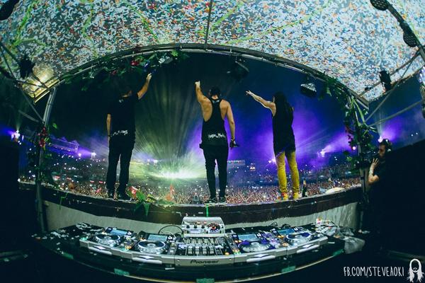 steveaoki's tweet photo. FINALE OF WEEK ONE OF @tomorrowland #3AreLegend @dimitrivegas @likemike http://t.co/j3NSCtNuHi