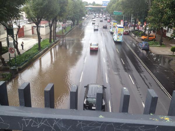 retioDF's tweet photo. Se abrió un hoyo brutal y hay fuga grande de agua en la méxico-coyoacán a la altu… http://t.co/vFVnmJYDQa —@PatoIbris http://t.co/mFOnC4tWKG