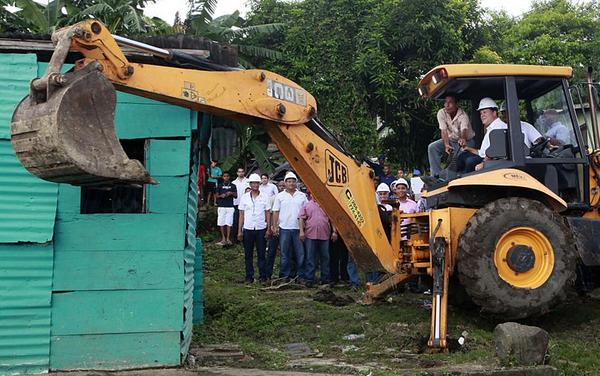 tvnnoticias's tweet photo. Llevarán Techos de Esperanza a todo el país. Más en http://t.co/DaTlkJCvn6 http://t.co/5izXU9NHwX