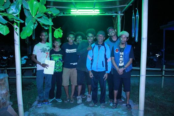 Perwakilan tim #SONIAMuralsAndGraffitiContest2014 foto bareng Juri, Opa Herman Yoseph #Salam1Hati #SoniaFoto