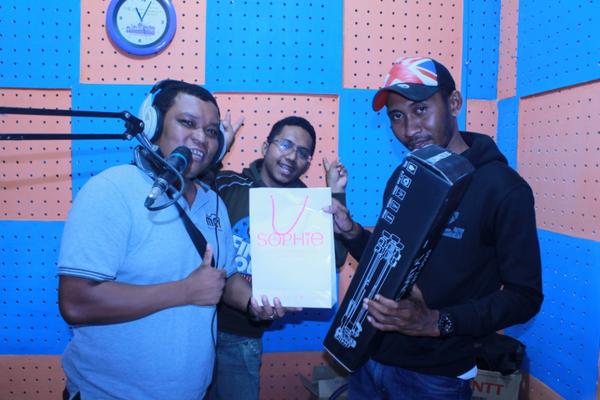 #SONIAEventFotografi #SoniaFoto (ki-ka) : <a href="/tribuana_twit/">Tribuana / 90.0136</a> (Juri), Rendy P. (Runner Up), Yolix R. (Juara 1) #Salam1Hati