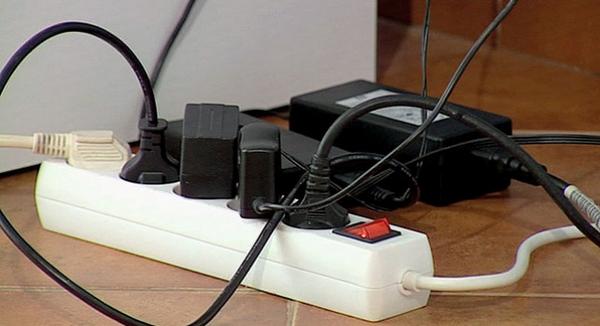 A3Noticias's tweet photo. .@tecnoxplora te enseña las diez formas más surrealistas de cargar un teléfono móvil http://t.co/XI13aRY5yl http://t.co/ZDCZDYUalY