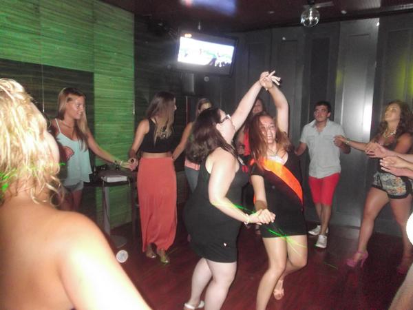 MariLlanos8's tweet photo. Cumple #18 #FiestaSorpresa :) http://t.co/28H17SrTn3