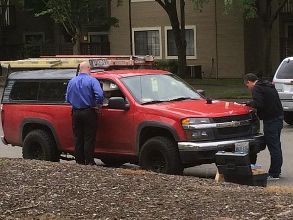 LegerosKIRO7's tweet photo. For some reason, Kent Police now dusting this truck for fingerprints near the gas station where 2 men were shot. http://t.co/aCBOwJyFY4