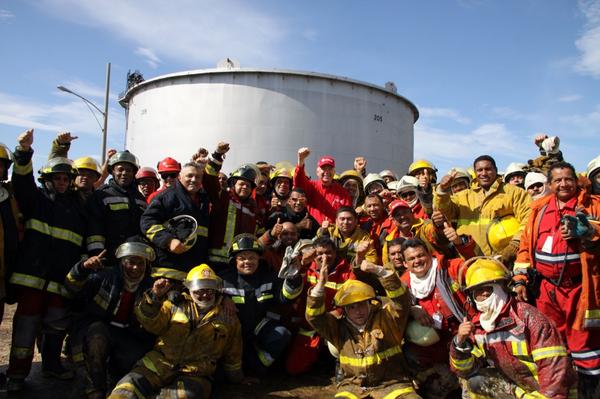 RRamirezVE's tweet photo. Vaya nuestro reconocimiento y admiración a los heroicos bomberos de la nueva @PDVSA a los Héroes del CRP. Viva Ch��vez http://t.co/DDvBVWfNpl
