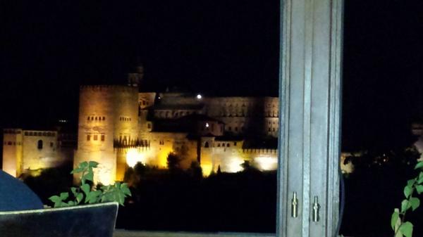 sos_vicente's tweet photo. Cenando con buenas vistas @RooPascual  #alhambra http://t.co/2MdrIeZ3Ic
