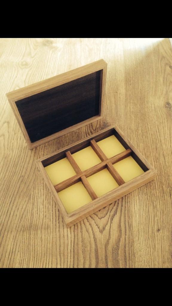 RichardJDesigns's tweet image. Oak jewellery box in high gloss, with fumed eucalyptus interior and yellow sprayed bottom.