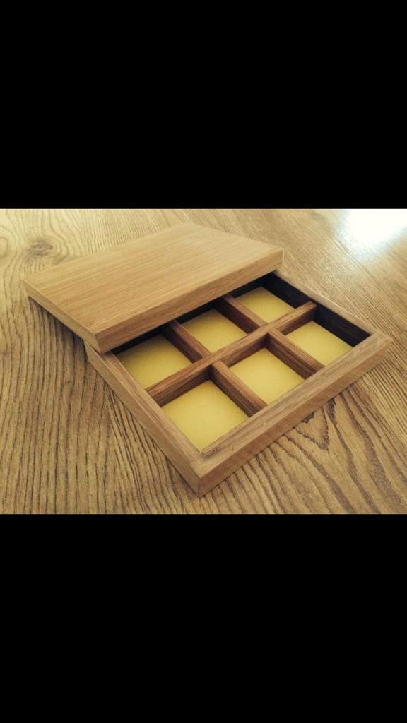 RichardJDesigns's tweet image. Oak jewellery box in high gloss, with fumed eucalyptus interior and yellow sprayed bottom.