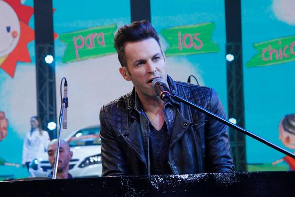 fcsoloellas's tweet photo. Más fotos de #AxelEnUnSol2014 @AxelOficial c.C @eltreceoficial . http://t.co/DBBcxNbOcp
