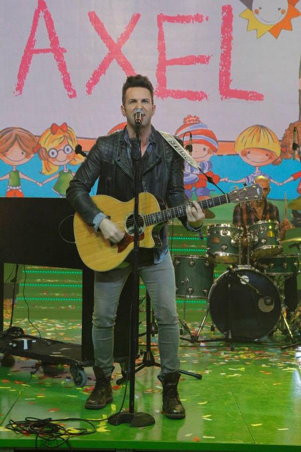 fcsoloellas's tweet photo. Más fotos de #AxelEnUnSol2014 @AxelOficial c.C @eltreceoficial . http://t.co/DBBcxNbOcp