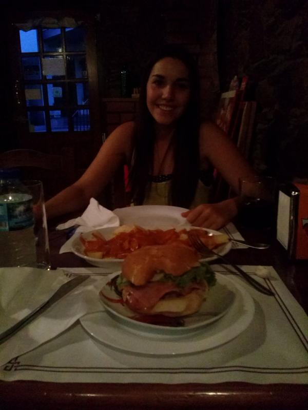 YovamnaCL's tweet photo. De cenita  con @Clauuu724, acordándonos  en  todo  momento de @niicol724!!! JAJAJAJAJA http://t.co/QLs80f05mB