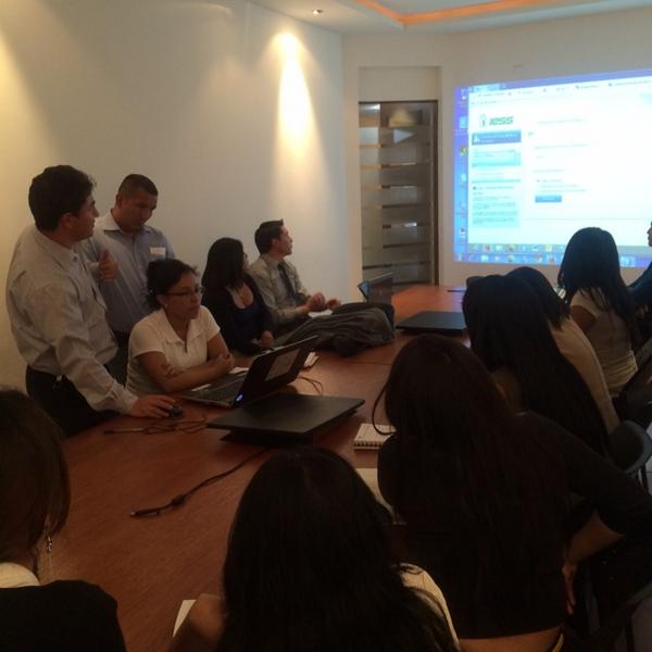 F_Arias_D's tweet photo. Capacitación a operarios del Call Center en nuevo Agendamiento Web @IESSec @hugovillacres @dobronsky http://t.co/p8tfT7VPoj