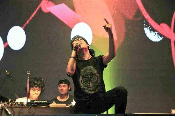 <a href="/herry_sos/">Herry J Sutrisno S. Sos. S. H</a> wearing <a href="/egoritma/">EGORITMA</a> at boshe jogja #SURVIVALTOUR2014