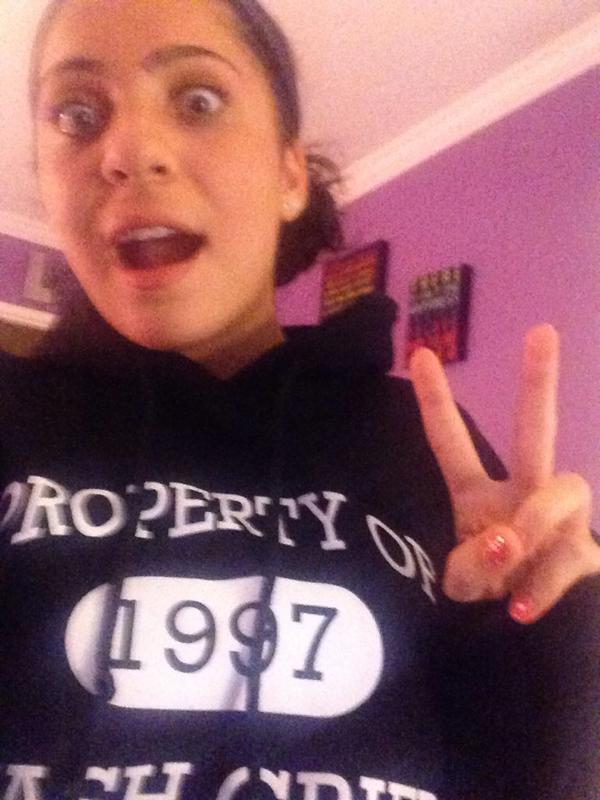 wayupmendes's tweet image. JUST GOT MY SWEATSHIRT I LOVE IT SOO MUCH #NashMerch 😍😍😍😍 and i love youuu❤️ @Nashgrier