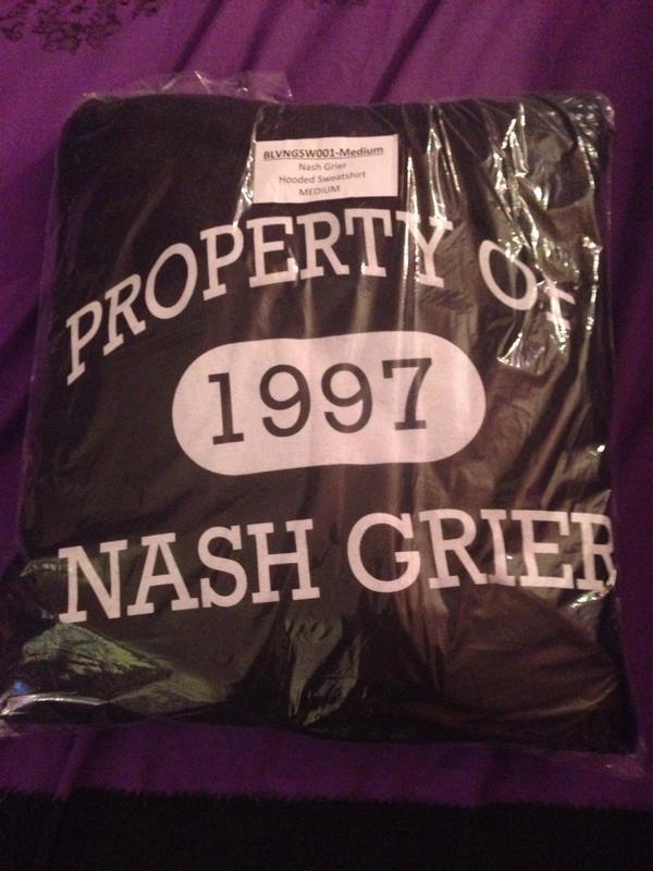 wayupmendes's tweet image. JUST GOT MY SWEATSHIRT I LOVE IT SOO MUCH #NashMerch 😍😍😍😍 and i love youuu❤️ @Nashgrier