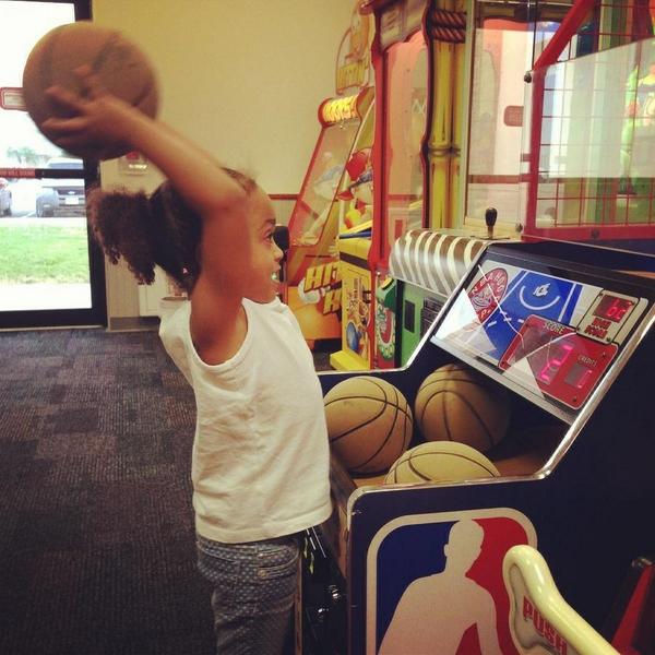 CeDricles_33's tweet photo. And it was decided at the age of 3 that my little sisters goal in life was to get BUCKETS!!!!! #StephCurryflow http://t.co/ls60XvVI9H