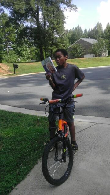 dlcummings's tweet image. Jon Pratt is #readingonthego! @traceyben #summerreadingchallenge #skills :-)