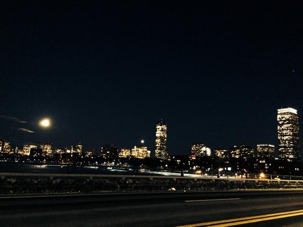Q_Catalana's tweet image. Driving and took this picture. #aDayEarly #throwbackthursday #mutiTasking #boston #fullMoon #photography #cityLights