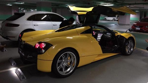 motorpasion's tweet photo. Regalazo: un Pagani Huayra por su 15 cumpleaños  http://t.co/v9yX1pw965 http://t.co/iU2O27DEAl
