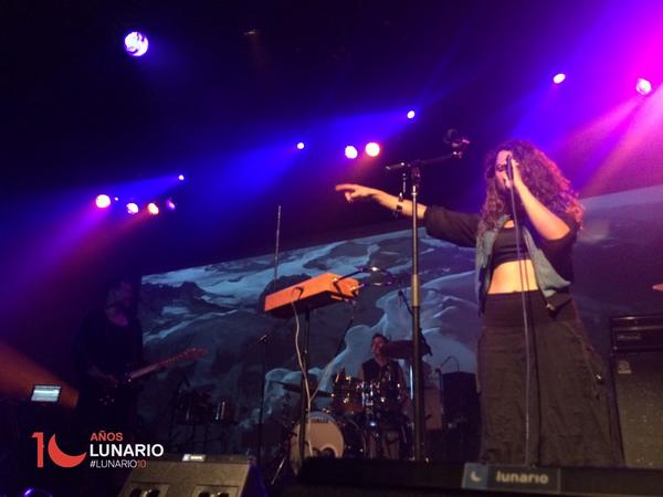 “Alas y garras” fue producido por Álvaro Arce (<a href="/egger_/">Alvaro Arce</a>), integrante de <a href="/Losimpostors/">Los Impostors</a> y ex-baterista de @SuSSIE_4.