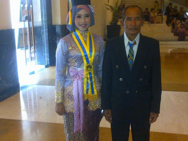 Nona_Supat's tweet photo. With bapak :) http://t.co/PuY8zApnHs