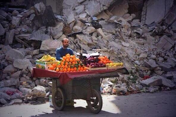 HistoriaDiceQue's tweet image. “Todos los días sale el sol y hay que vivir. Cueste lo que cueste”.

Vendedor de frutas en Siria.