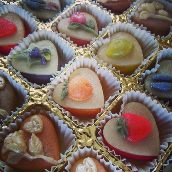 sarah_berryman1's tweet photo. 4 year anniversary is Fruit &amp; Flowers. @Lovemarzipan created these for my hubs. They're beautiful AND yummy! http://t.co/r9g5J3tvGU