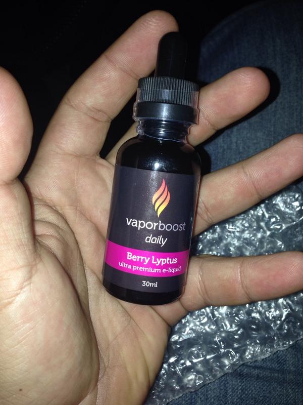 FernandoGrullon's tweet photo. Vendo .. Combo: Cigarro electrico blanco mate con su cargador + un liquido premium 30ml con delivery en $1,700.00 http://t.co/Amrth626I9