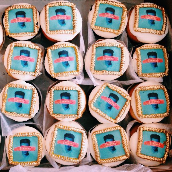 troyesivan's tweet photo. TRXYE cupcakes from my American family 

✨✨✨ @CapitolRecords 💕💕💕 http://t.co/0U41N3zRHD
