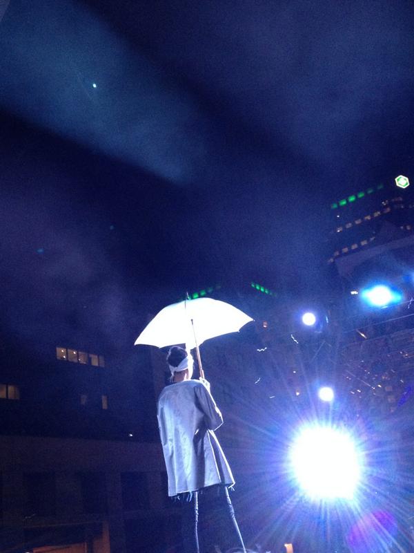 Ally_PR1's tweet photo. Sous le parapluie...#fdm @Sensation_Mode #fashion http://t.co/0ERAjqbZnR