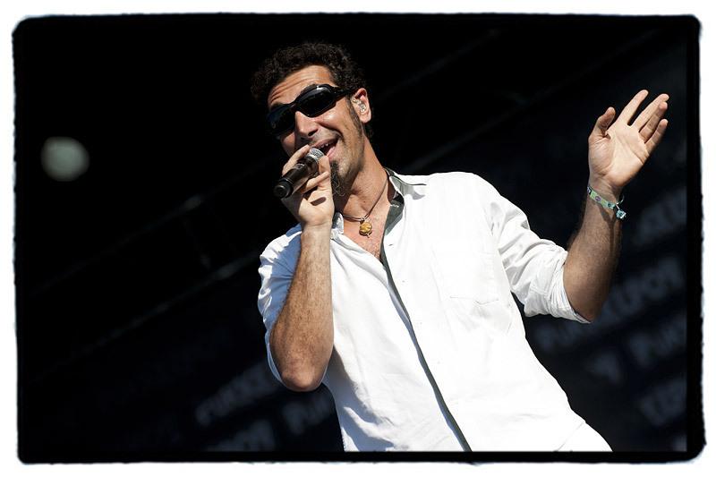 Happy Birthday Serj Tankian. Dia adalah vokalis System Of A down. Siapa yang tau band ini ? :p 
