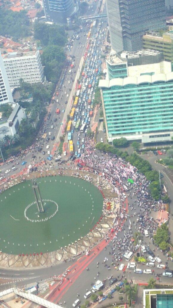 infojakarta's tweet photo. 11:10 Long march Pengunjuk Rasa dr Bunderan HI ke DKPP Thamrin, lalin padat. via @TMCPoldaMetro @savirariezka http://t.co/8JwB6VxpwI