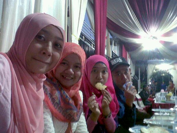 nvindraa's tweet image. Makan aja selfie haha bener2 rekor dunia nih haha #intan #dian #apeng