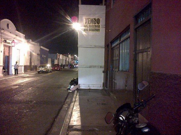 alejandruita's tweet photo. #AlertaNoticias Calle San Martin cdra 8 en Trujillo. No se les ocurrio mejor idea q obstruir la vereda en lugar de... http://t.co/8cevAXNXsp