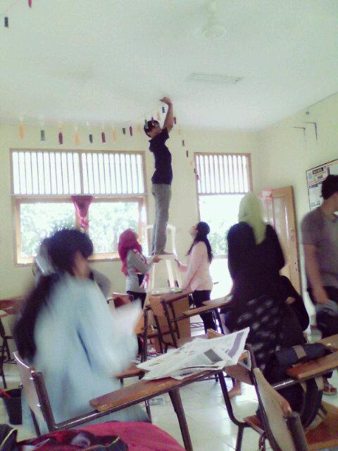 XWihar's tweet photo. Giri,ineke dan putri sedang berjuang haha http://t.co/LVSbUAJPFU