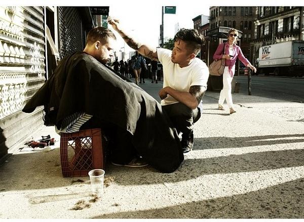 Энэ залуу амралтынхаа едер гэр оронгvй ядуусын vcийг засаж егдег гэнэ... Монголд нэг ийм эерэг юм хийгээсэй...#NY