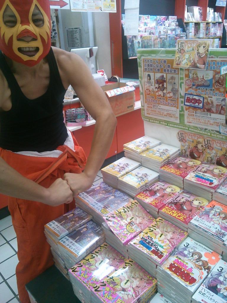 格闘司書 Ar Twitter ニンニクナックル 一文字蛍先生とらのあな秋葉原店様にやって来た ありがとうございますありがとうございます と連呼しながら描いてます サイン本作らせていただきました 覆面マスクかぶった漫画家さんは初だそうです Http T Co 格闘司書 Ar Twitter ニンニクナックル 一文字蛍先生とらのあな秋葉原店様にやって来た ありがとうございますありがとうございます と連呼しながら描いてます サイン本作らせていただきました 覆面マスクかぶった漫画家さんは初だそうです Http T Co