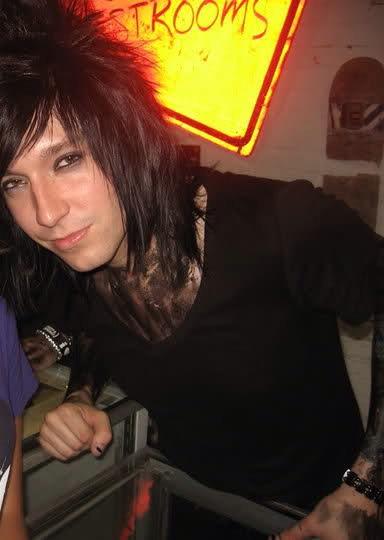 HAPPY BIRTHDAY TO ONE OF MY HEROS, JAKE PITTS!! Hope you have a great day xD <3 c: 