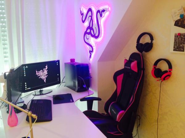 babyqowild's tweet photo. the best place in world!:3 #razer #dxracer #minliangtan #gamer #girlgamer http://t.co/PFZkigynoU