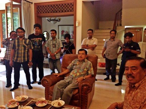 ;)) RT <a href="/Pak_JK/">Jusuf Kalla</a>: "Nobar" putusan MK bersama wartawan di rumah