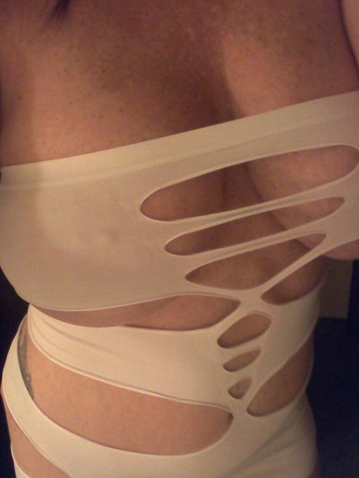 Yummy. Cleavage! http://t.co/n4g3RYmbUn