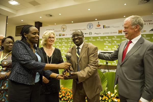 _EMRC_'s tweet image. Jean Claude Ruzibiza of Rwanda Best won the 2013 #ProjectIncubator Award. You could win US$15,000 at the #AgriBus14