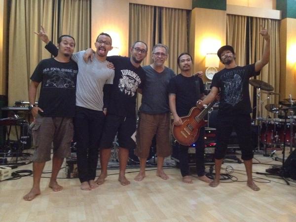 kovenx's tweet photo. RT @burgerkill666: Hehehee.. RT @iwanfals: Hehehe http://t.co/NJ9IHUmlKn"