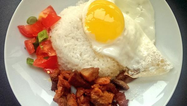 foodwithmae's tweet image. What's your breakfast? This is mine, Tocino(sweet cured pork), Singang(fried rice) &amp;amp; Egg (Itlog). #filipino #ToSiLog
