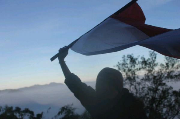 infopendaki's tweet photo. RT @puspitaasar77: Untukmu aku angkat tanganku sebagai penghormatan setinggi langit #17082014 #PuncakMega #2223mdpl http://t.co/lLFFtKxGTs