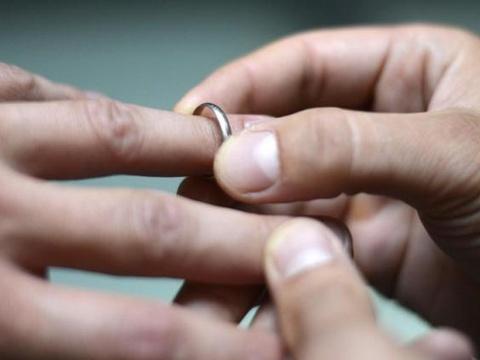 20Minutes's tweet photo. États-Unis: Il simule sa mort pour échapper à son mariage http://t.co/wMJbDsqIj1 http://t.co/4giTko2RS9