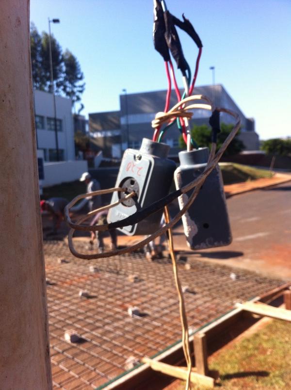 VIPPhotoClick's tweet photo. Falta de segurança no Trabalho http://t.co/REKausWRo0